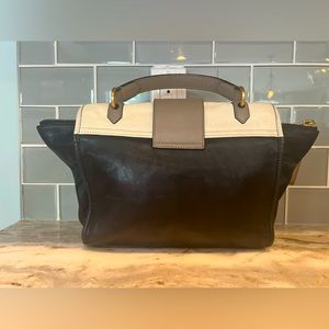 Adorable gentle used Marc by Marc Jacobs bag, comes with for a crossbody!